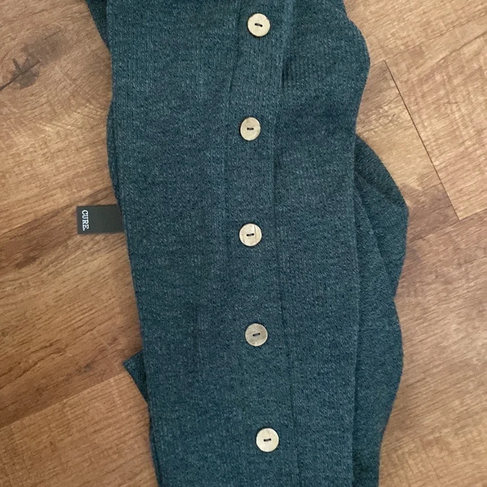 NWT Cure hi-low green sweater with wooden button detail. Size 2XL - Picture 2 of 8